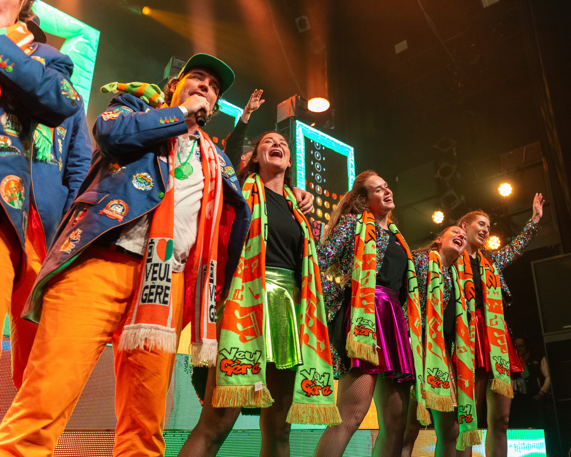Confetti en dansers op het podium