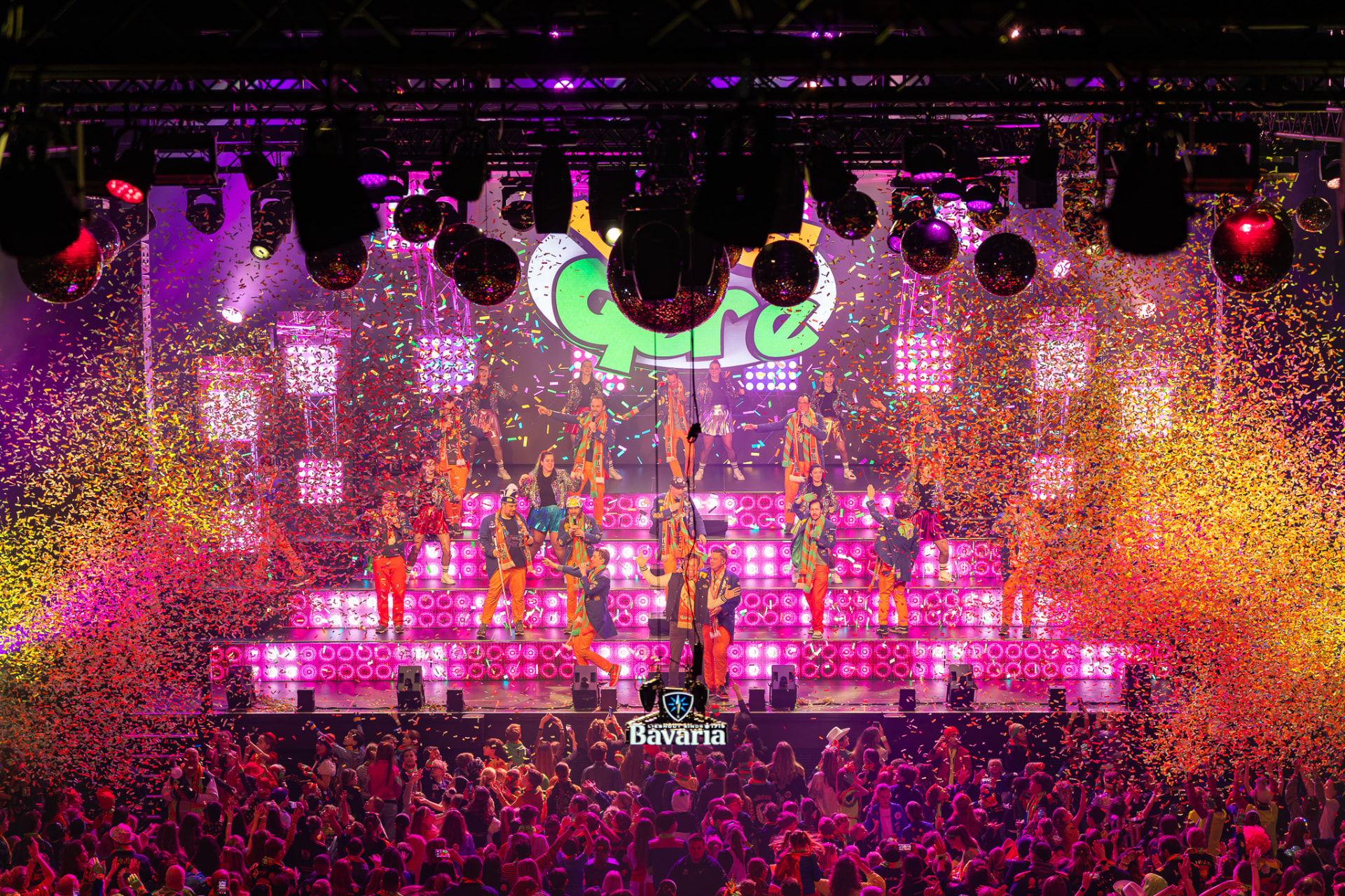 Confettiregen boven een volle zaal tijdens een podiumshow