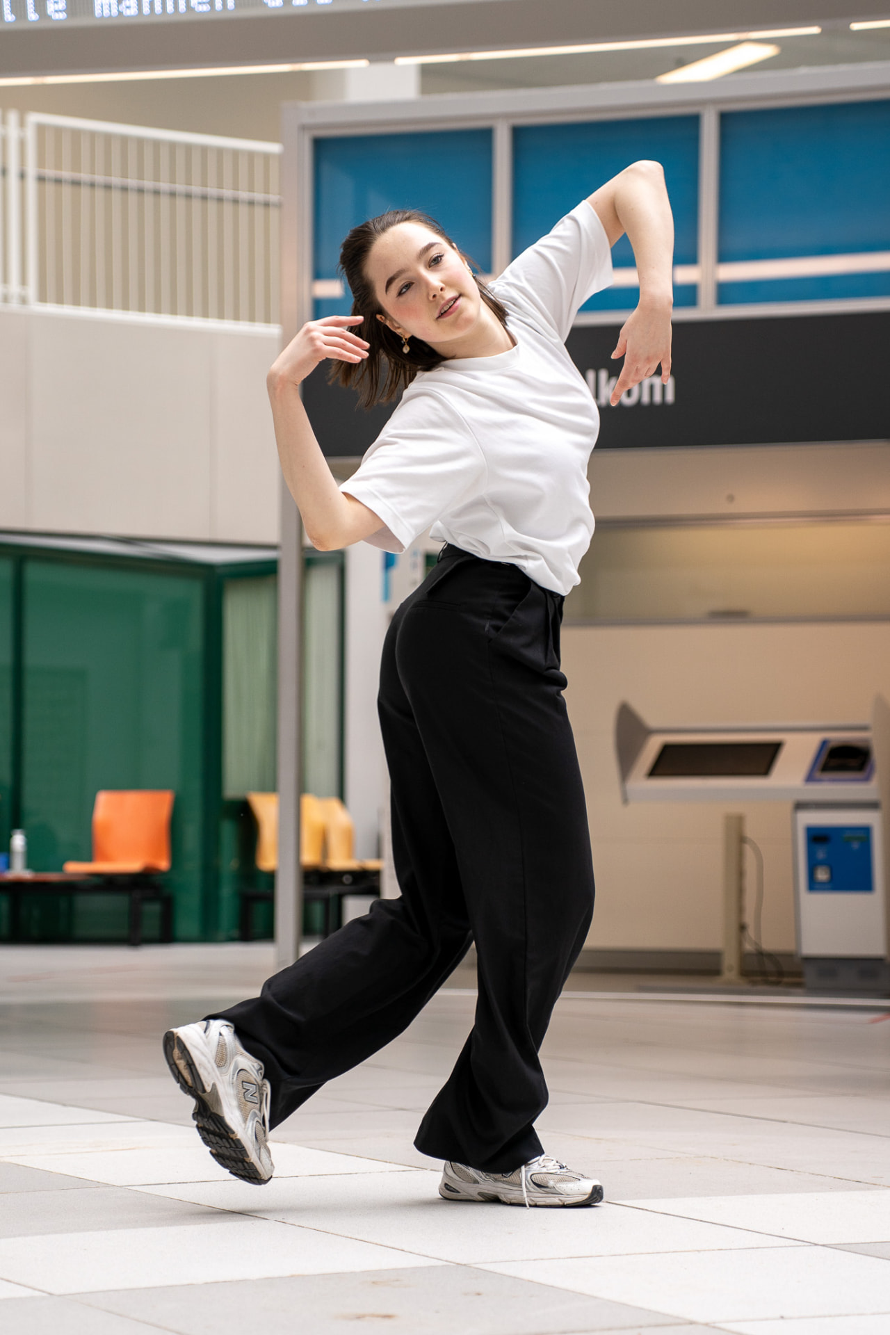 Danseres in een moderne pose in een lichte hal