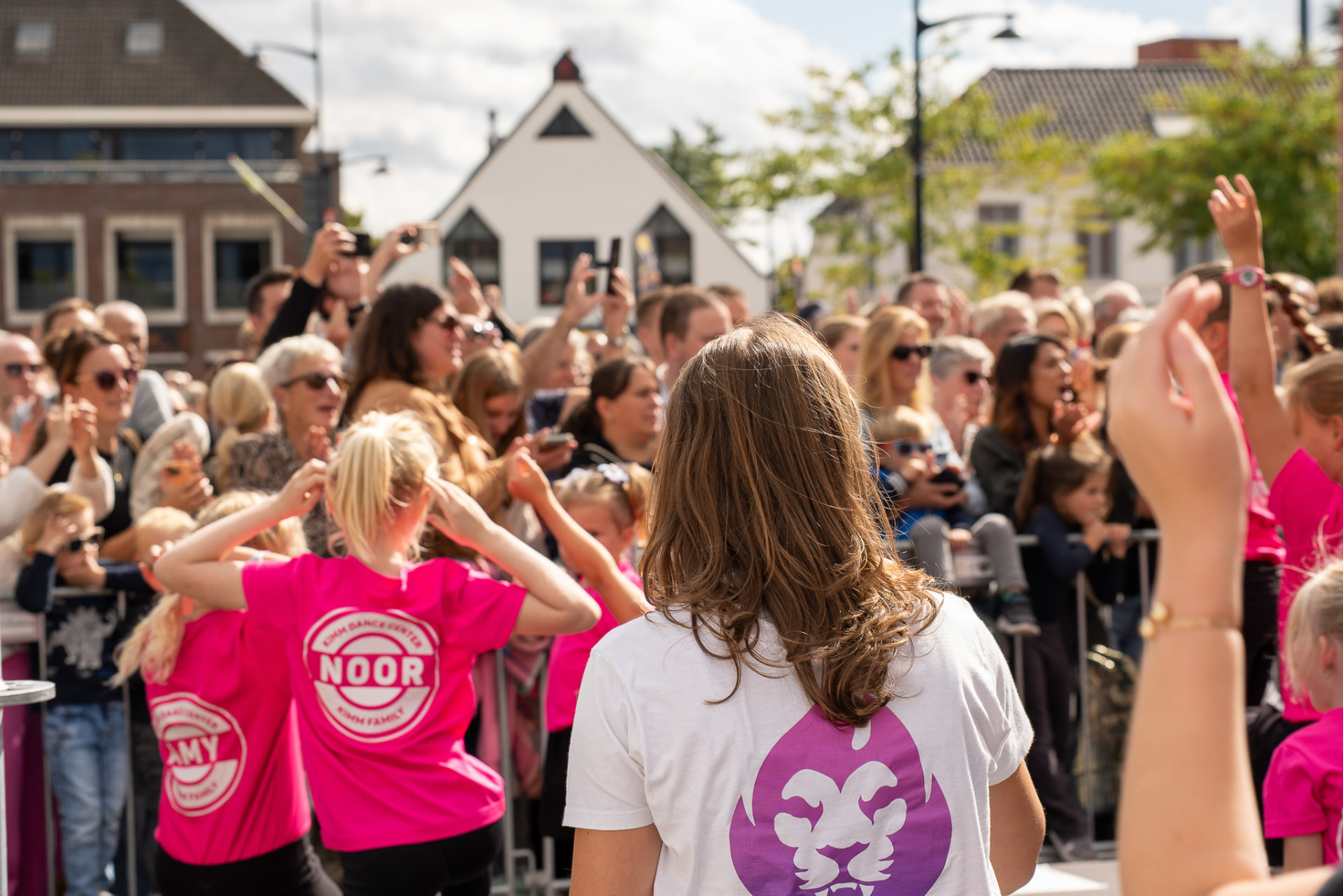 Dansers van Kimm Dance Center treden op straat op