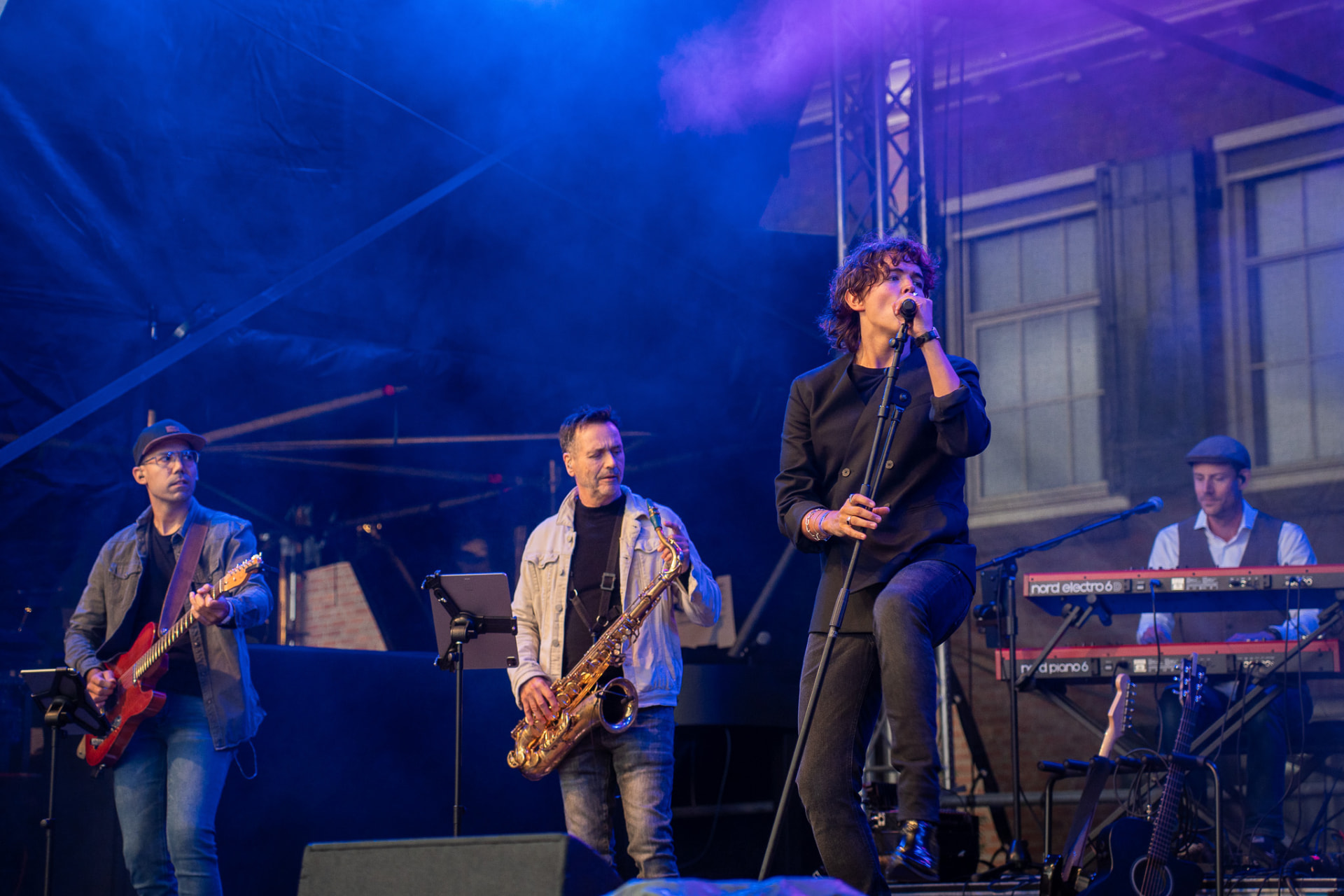 Liveband in blauw podiumlicht