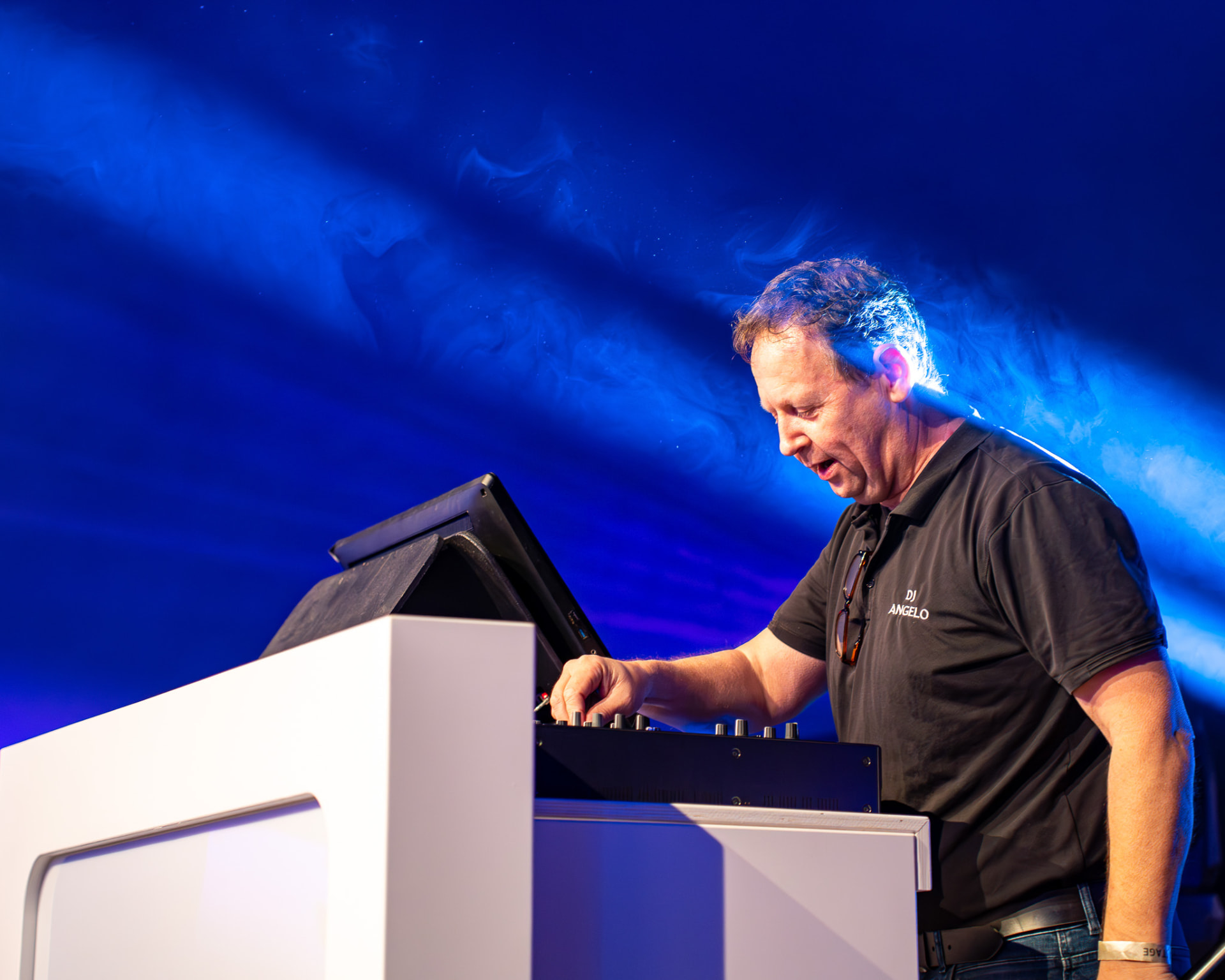 DJ achter de draaitafel in blauw podiumlicht