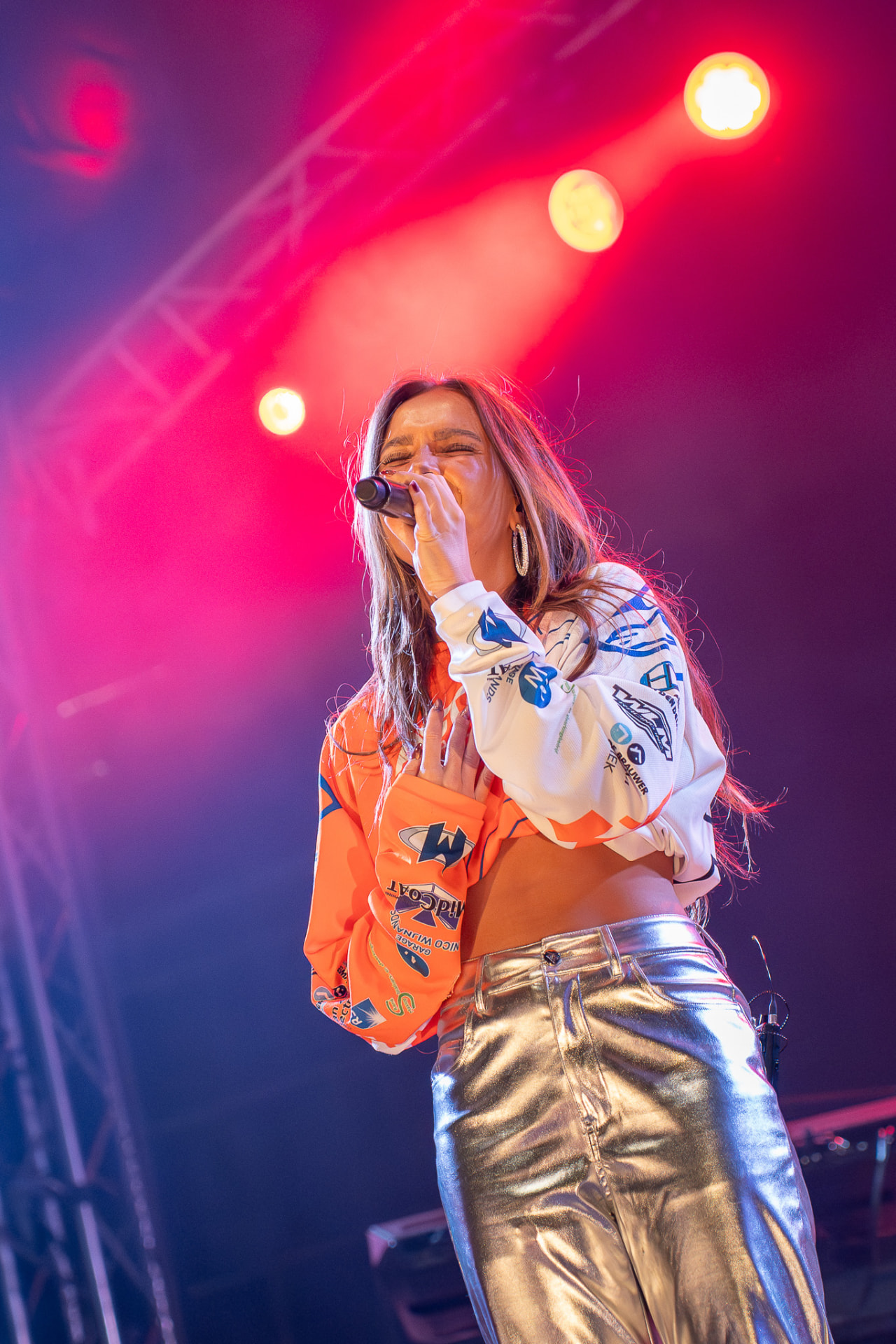 Zangeres onder rood podiumlicht