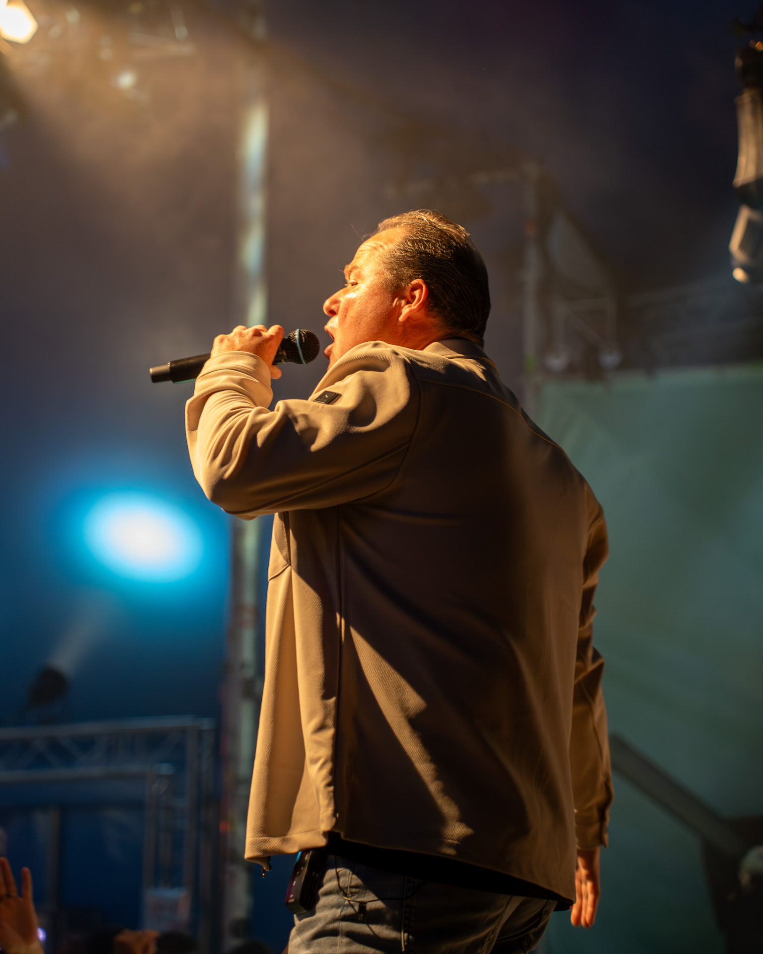 Zanger op het podium in tegenlicht
